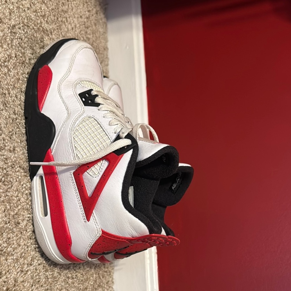 Air Jordan 4 retro size 7y fits women’s 8